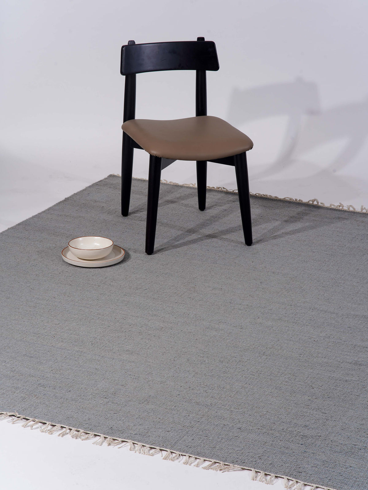 hand-woven-flat-weave-kilim-wool-solid-silver-rug-side-2