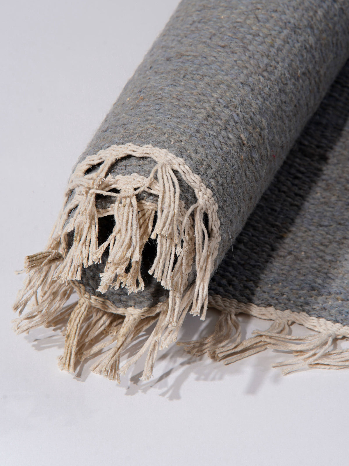 hand-woven-flat-weave-kilim-wool-solid-silver-square-rug-closeup-2