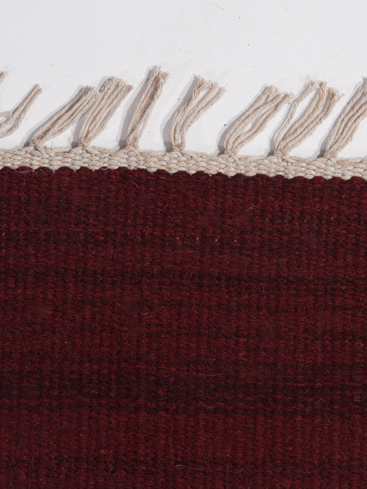 hand-woven-flat-weave-kilim-wool-solid-burgundy-square-rug-closeup-2
