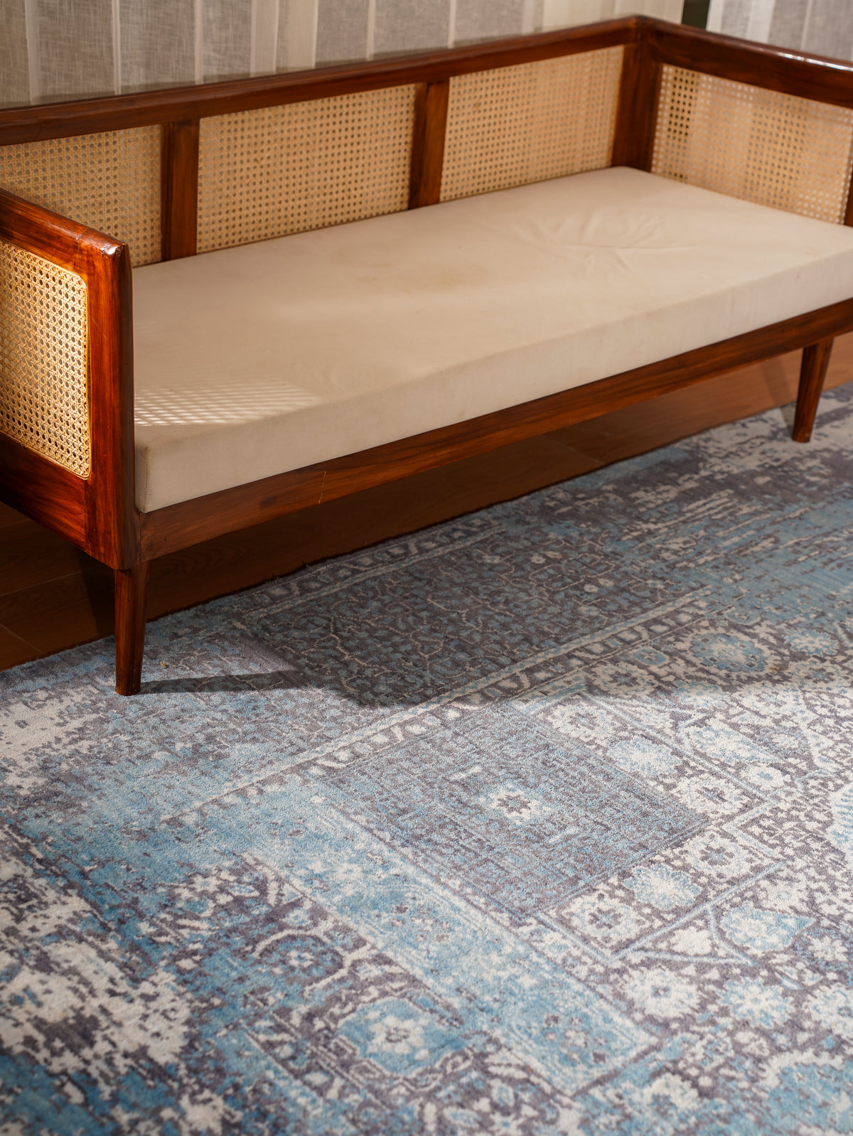Azure Medallion Hand Knotted Wool Oriental Area Rug