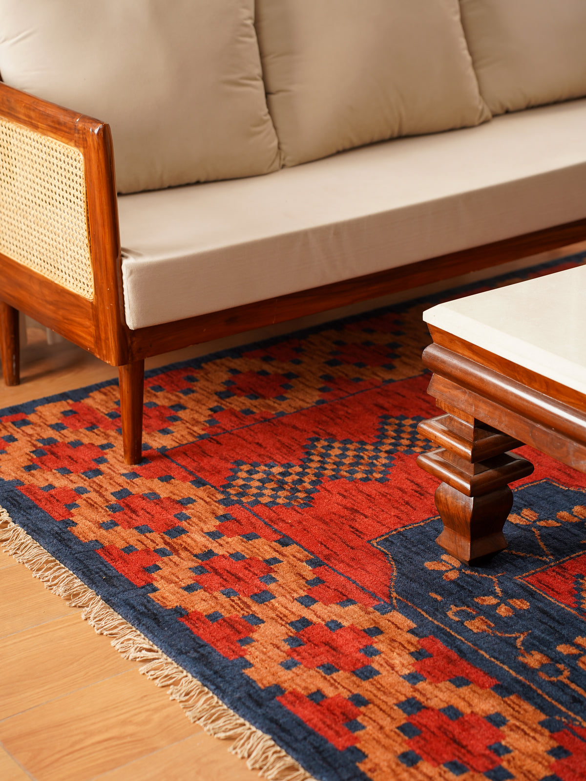 Classic Ethnic Medallion Rug with Border Design – Warm Tones