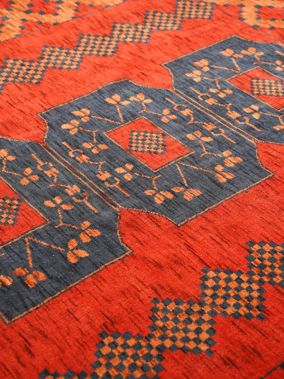 Classic Ethnic Medallion Rug with Border Design – Warm Tones