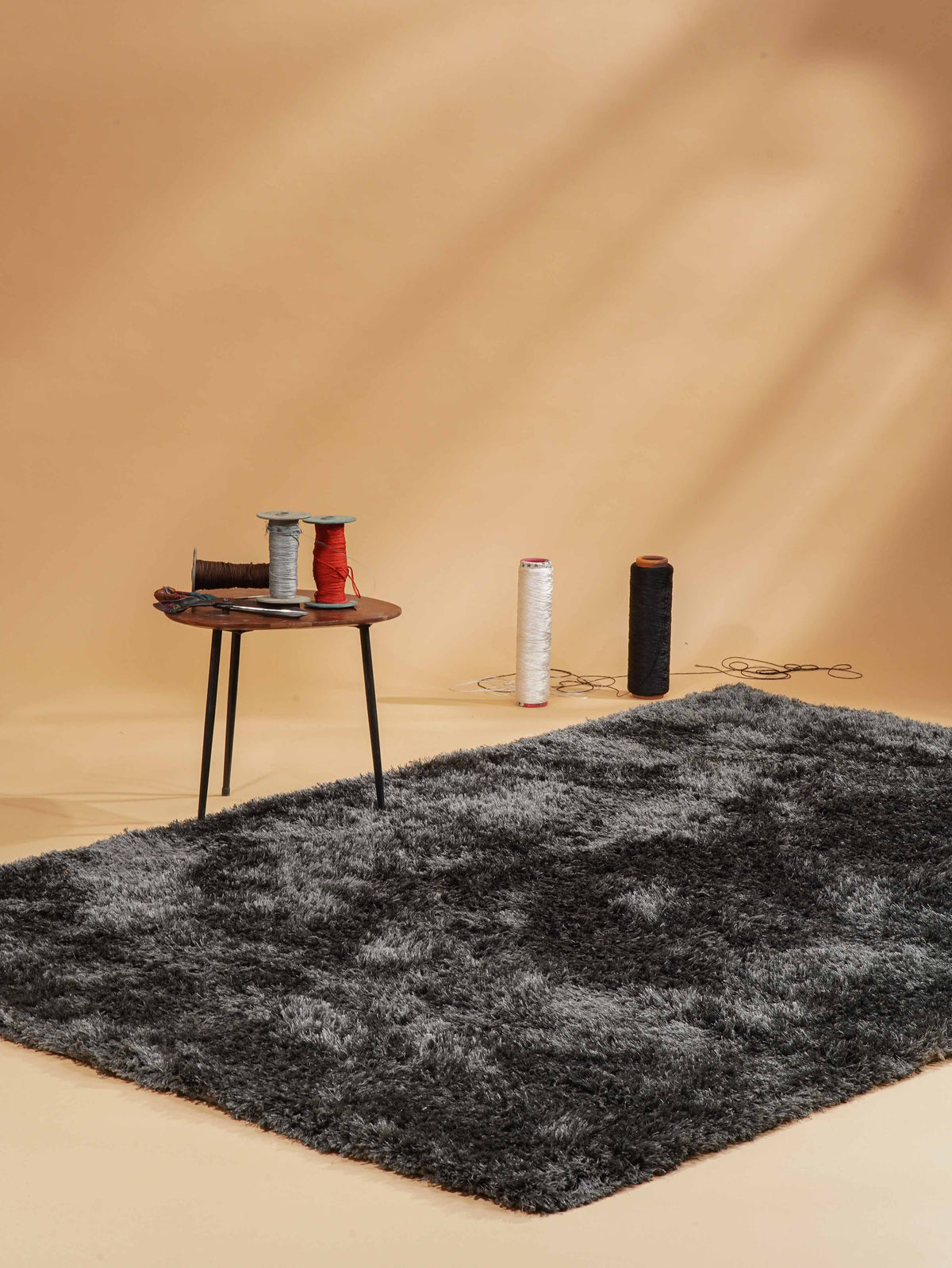 hand-tufted-shag-polyester-area-rug-solid-charcoal-side 1
