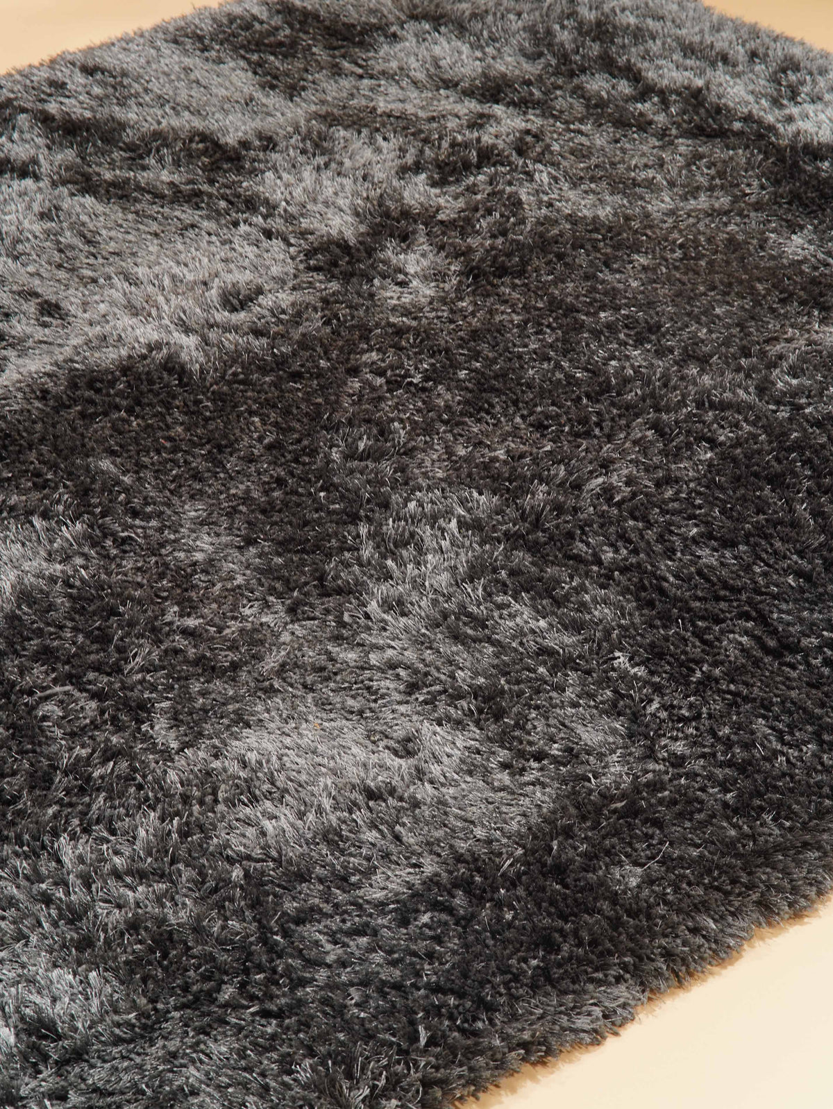 hand-tufted-shag-polyester-area-rug-solid-charcoal-closeup 1