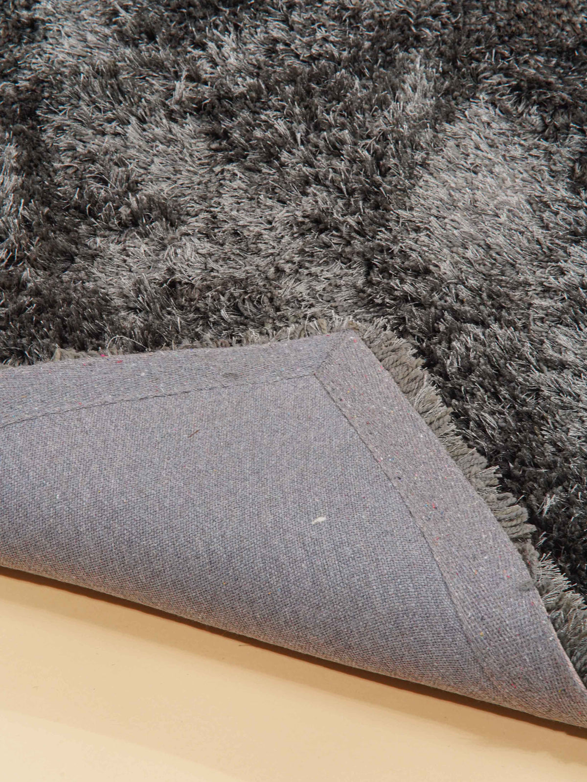 hand-tufted-shag-polyester-area-rug-solid-charcoal-closeup 3