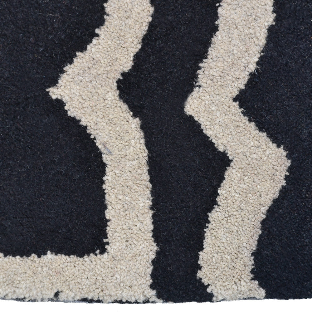 hand-tufted-geometric-black-white-round-rug-closeup-2