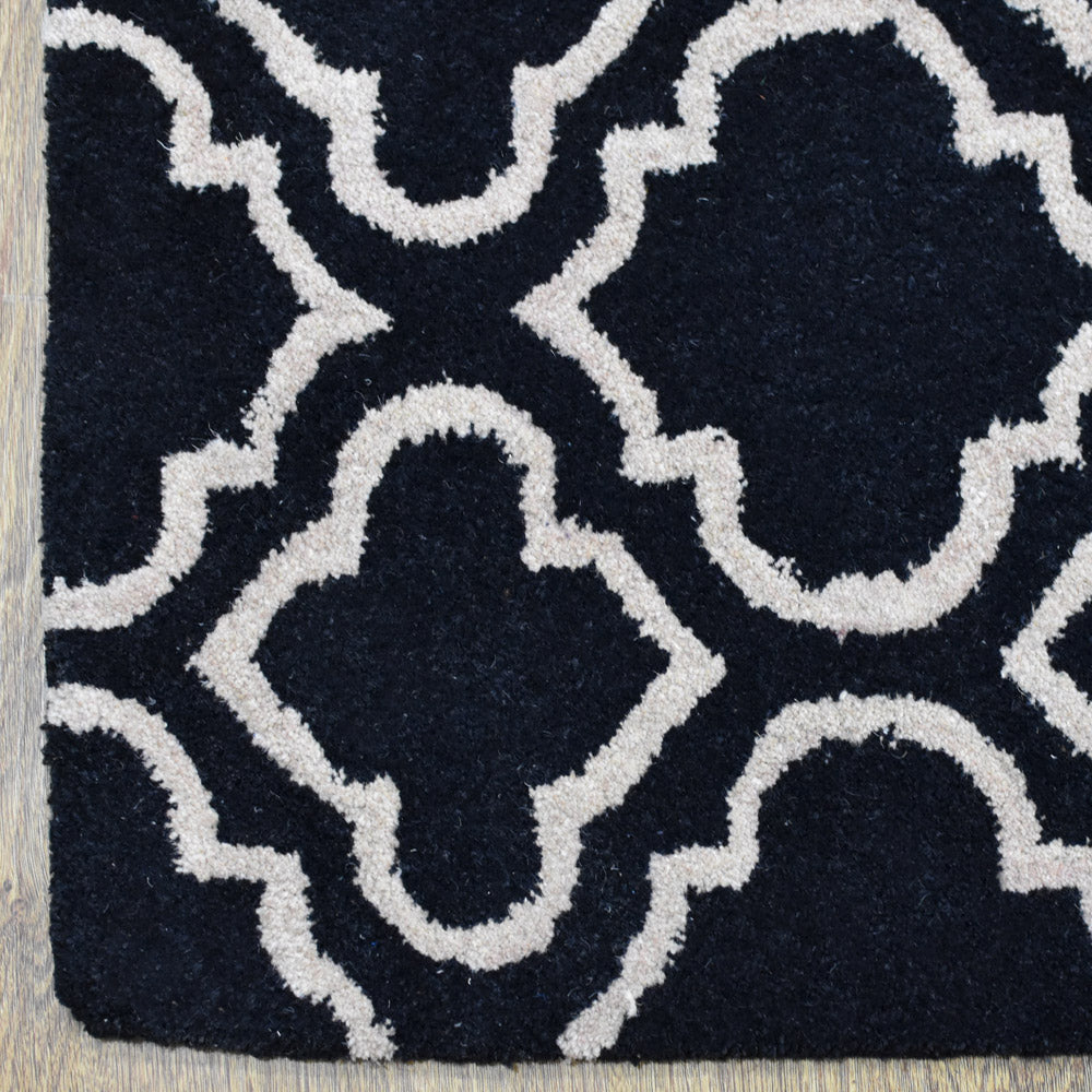 hand-tufted-geometric-black-white-runner-rug-closeup-1