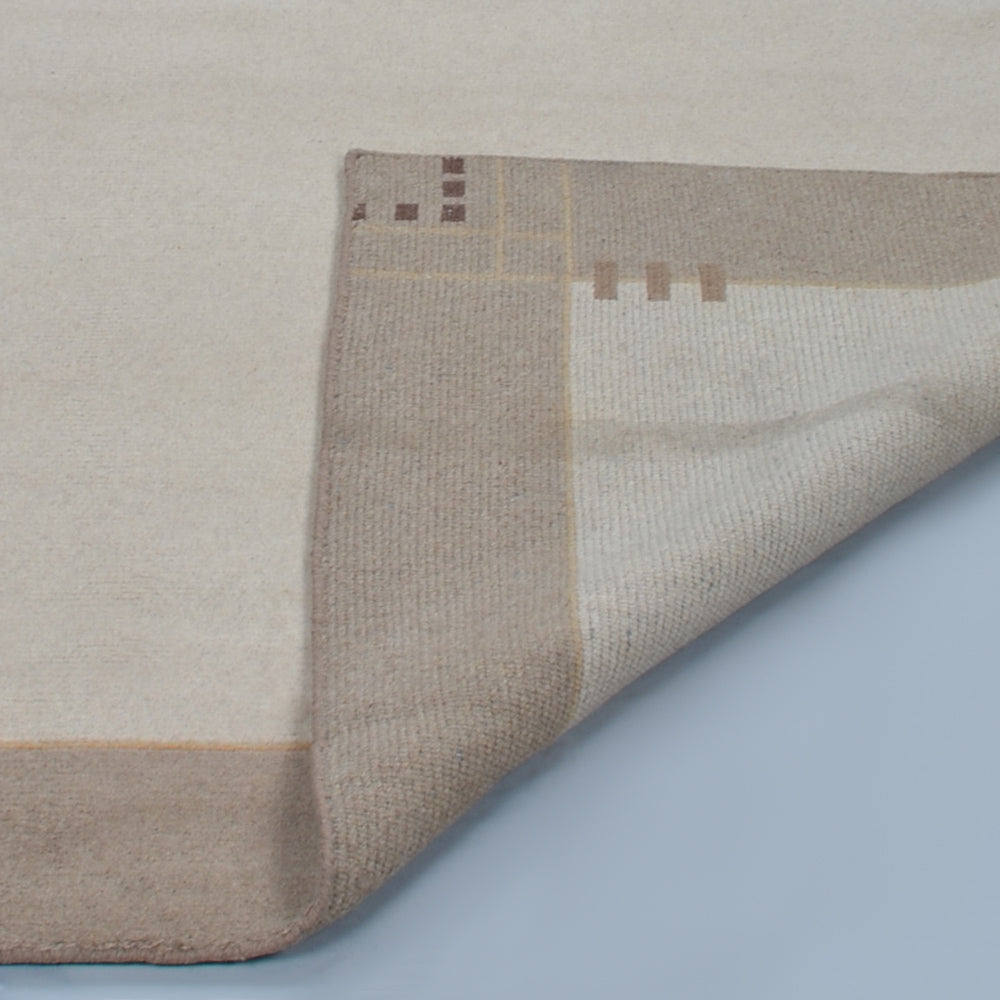 hand-knotted-tibbati-wool-beige-area-rug-closeup-1