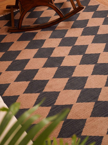 handmade-flat-weave-kilim-wool-area-rug-brown-charcoal-closeup 1