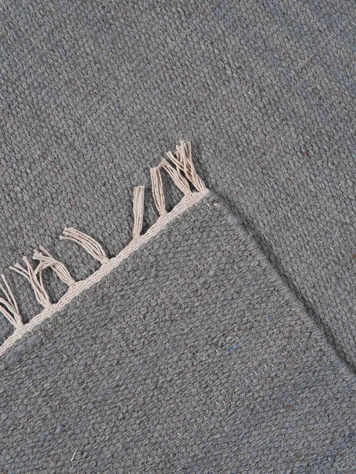 hand-woven-flat-weave-kilim-wool-solid-silver-square-rug-closeup-1