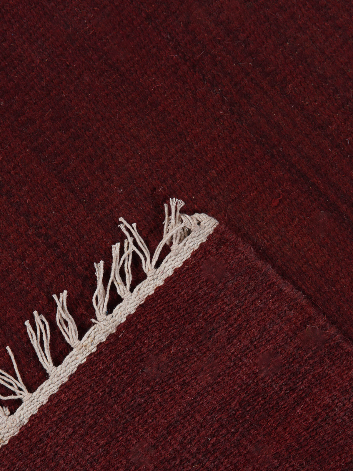 hand-woven-flat-weave-kilim-wool-solid-burgundy-square-rug-closeup-1