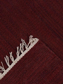 hand-woven-flat-weave-kilim-wool-solid-burgundy-square-rug-closeup-1