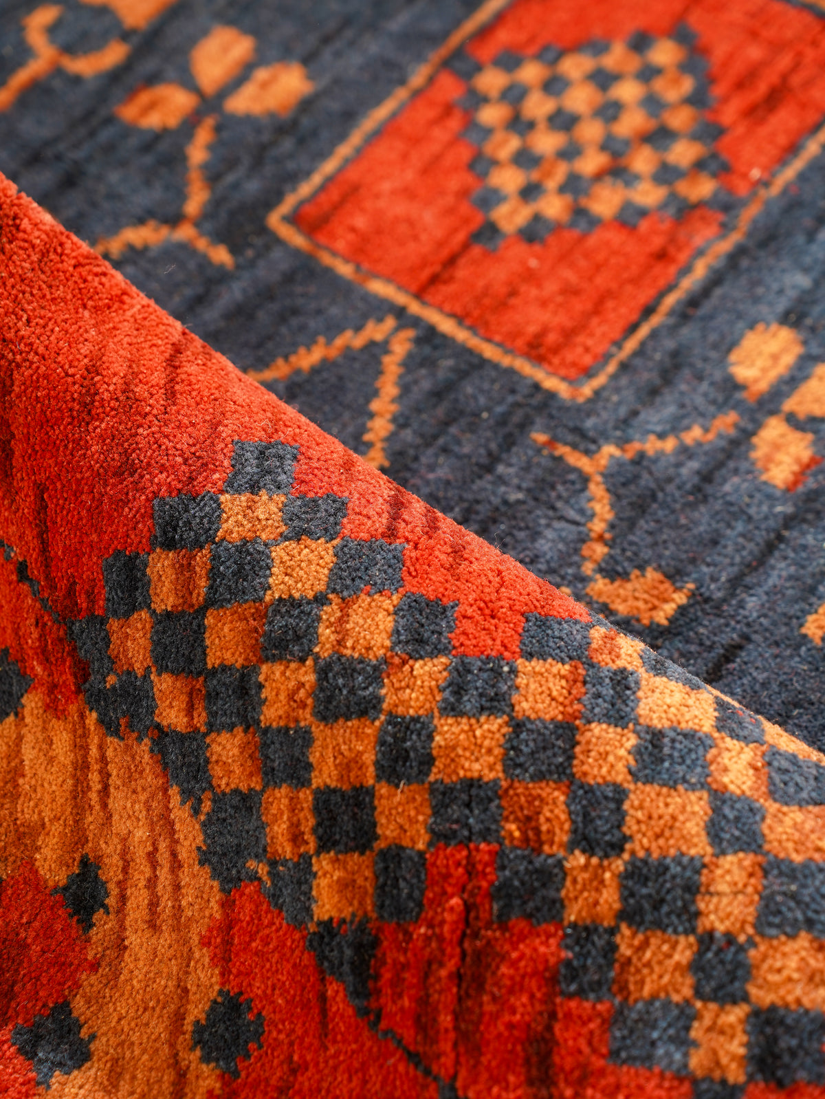 Classic Ethnic Medallion Rug with Border Design – Warm Tones