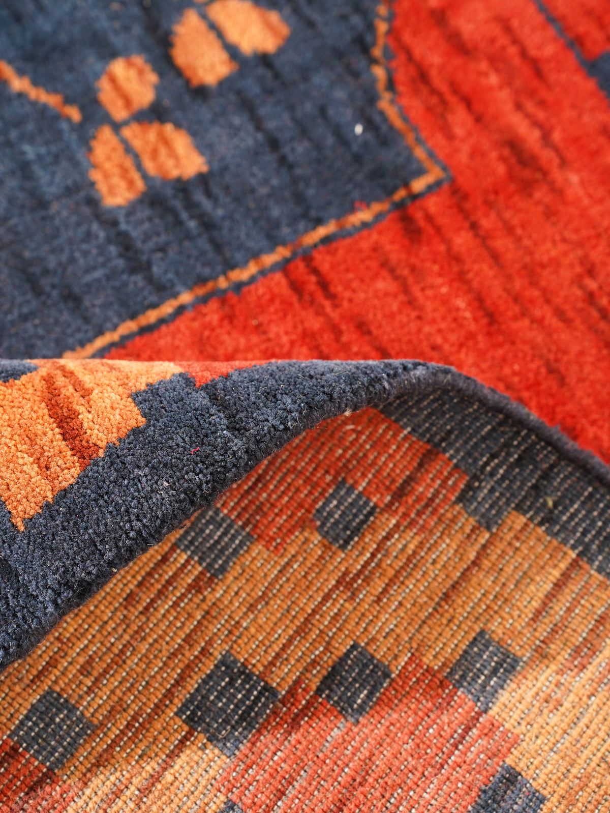 Classic Ethnic Medallion Rug with Border Design – Warm Tones