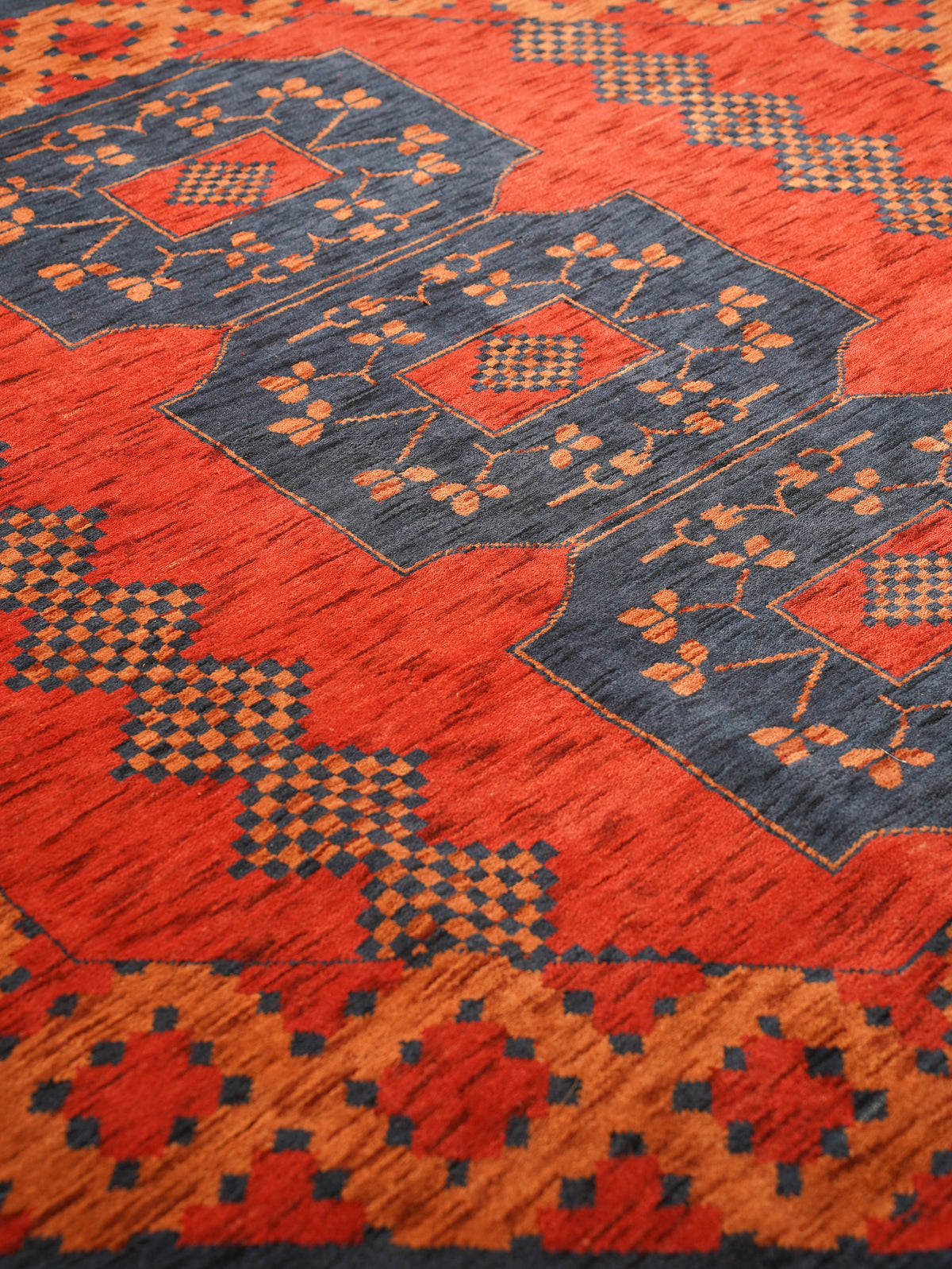 Classic Ethnic Medallion Rug with Border Design – Warm Tones
