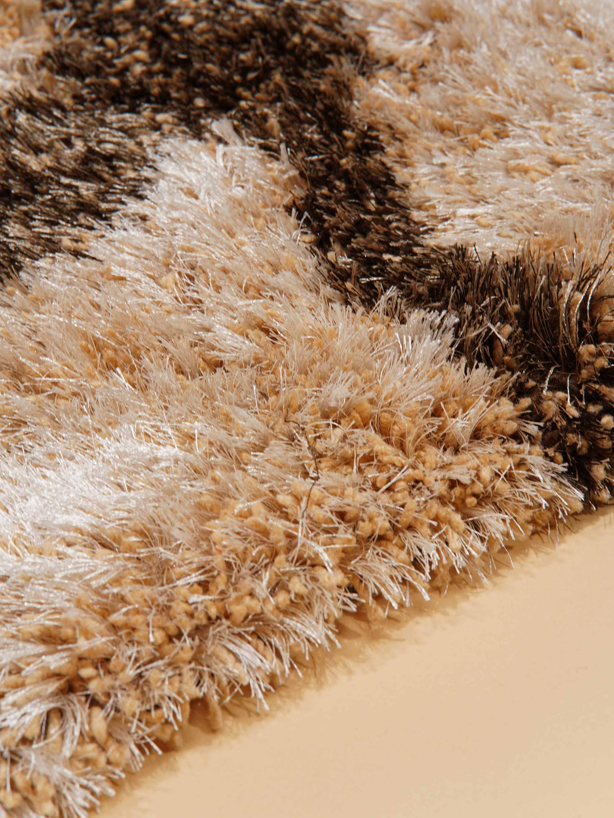 hand-tufted-shag-polyester-area-rug-geometric-beige-multicolor-closeup 2