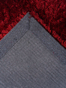 hand-tufted-solid-polyester-runner-red-rug-closeup-1