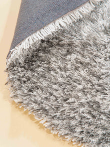 hand-tufted-shag-polyester-solid-gray-white-rug-closeup-1