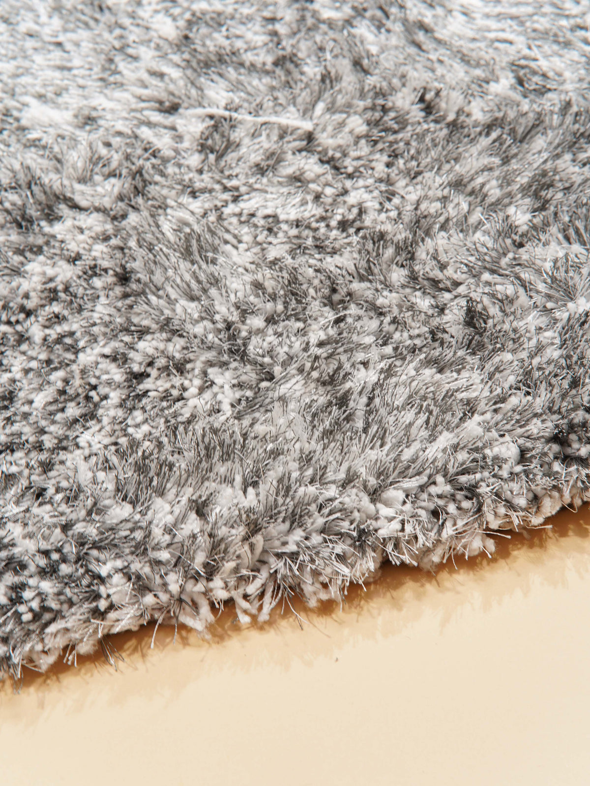 hand-tufted-shag-polyester-solid-gray-white-rug-closeup-2
