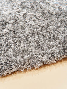 hand-tufted-shag-polyester-solid-gray-white-rug-closeup-2