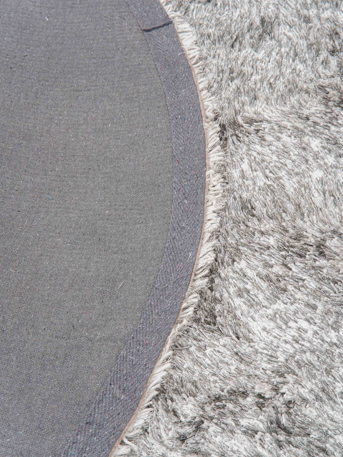 hand-tufted-shag-polyester-solid-gray-white-rug-closeup-3