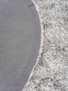 hand-tufted-shag-polyester-solid-gray-white-rug-closeup-3