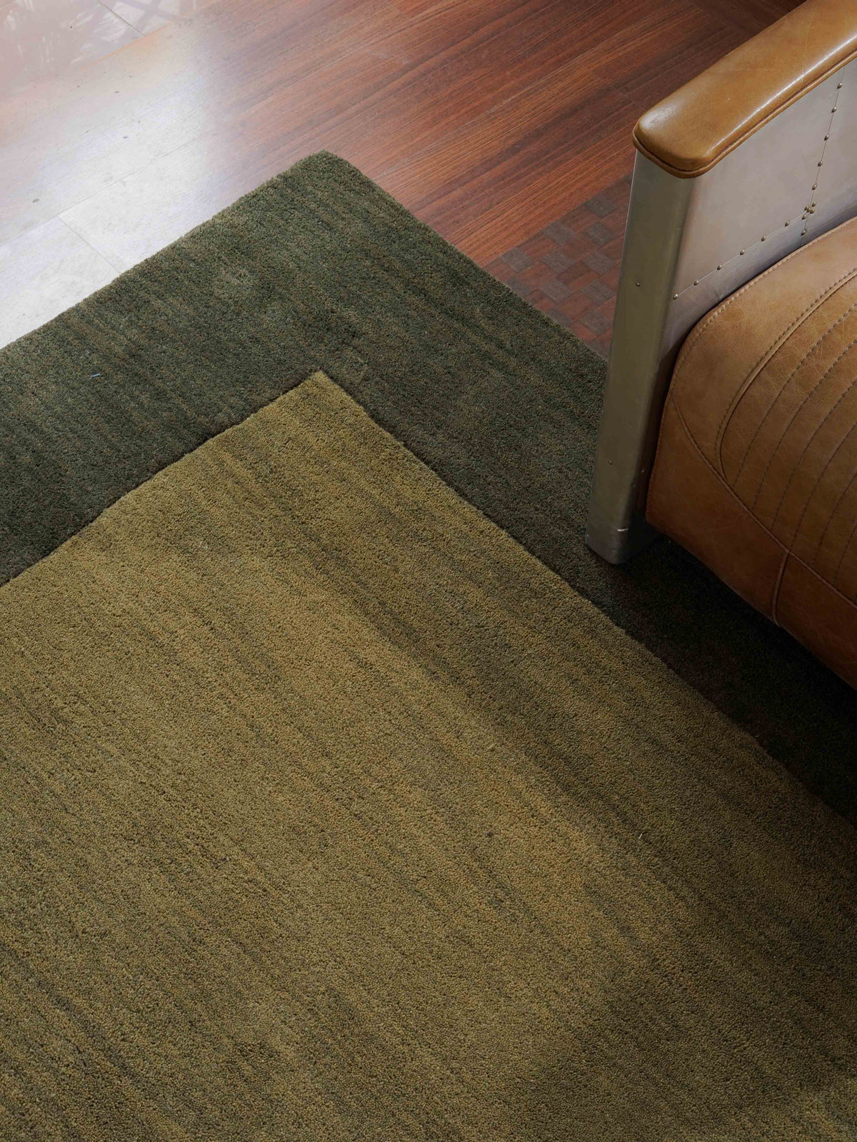 hand-knotted-wool-contemporary-green-rug-closeup-2