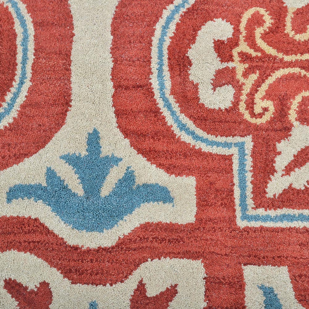 hand-tufted-wool-round-rug-floral-red-beige-closeup-1
