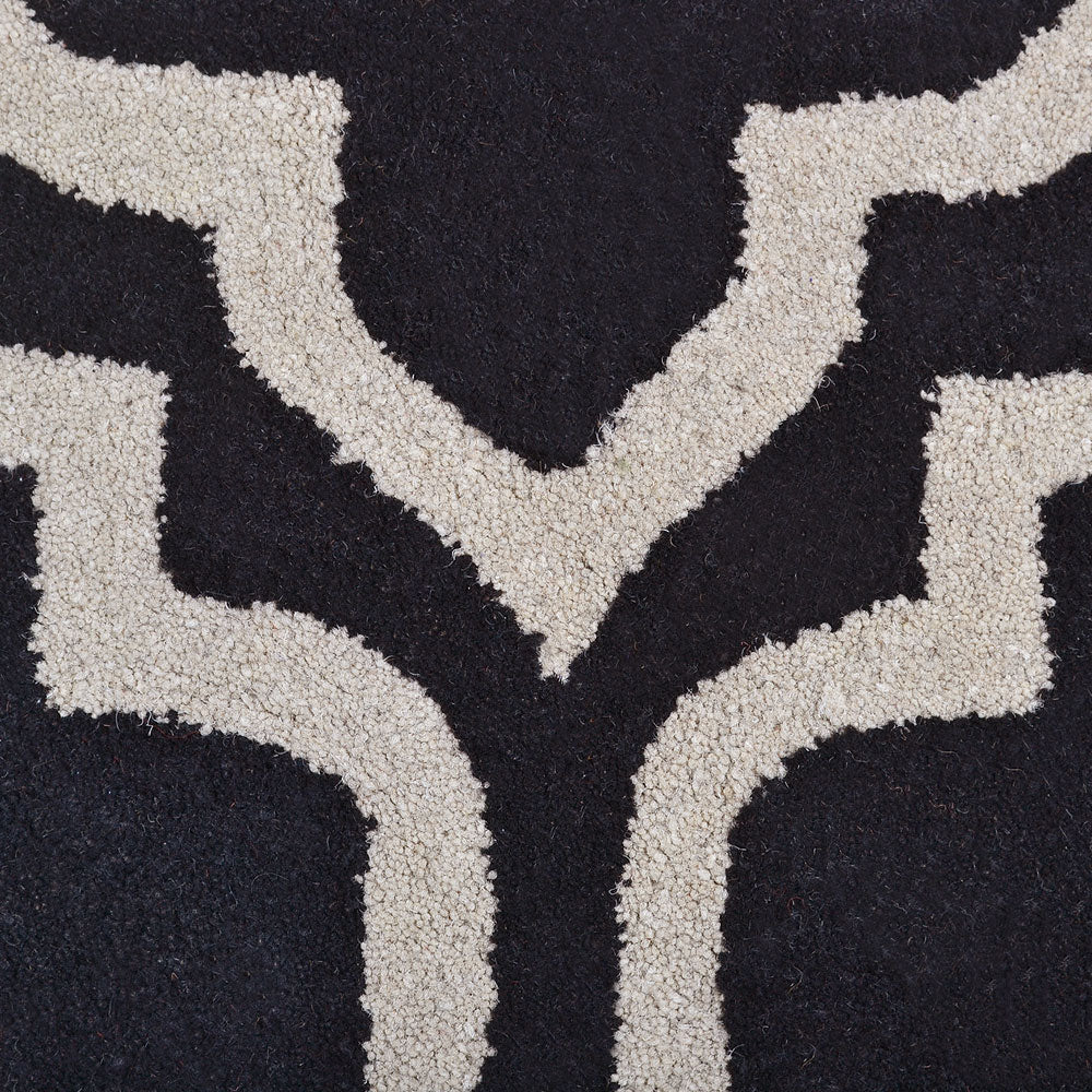 hand-tufted-geometric-black-white-round-rug-closeup-1