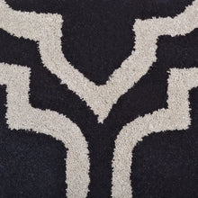 hand-tufted-geometric-black-white-round-rug-closeup-1