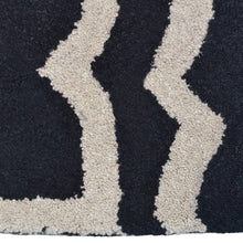 hand-tufted-geometric-black-white-round-rug-closeup-2