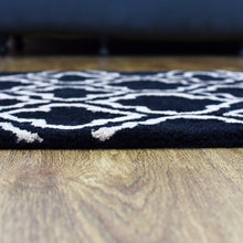 hand-tufted-geometric-black-white-runner-rug-closeup-3