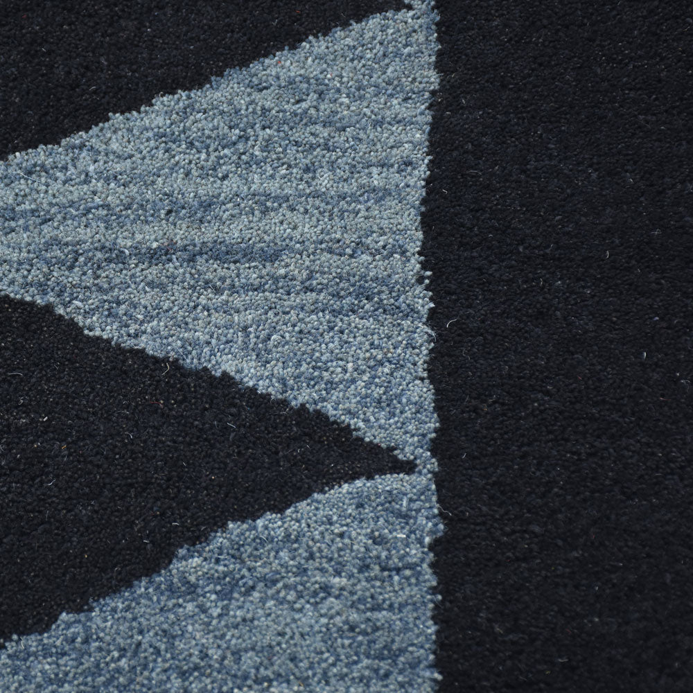 hand-knotted-wool-geometric-multicolor-round-rug-closeup-1