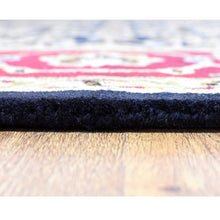 hand-tufted-wool-area-rug-oriental-black-red-closeup 2