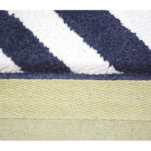 hand-tufted-wool-area-rug-geometric-white-charcoal-closeup 3