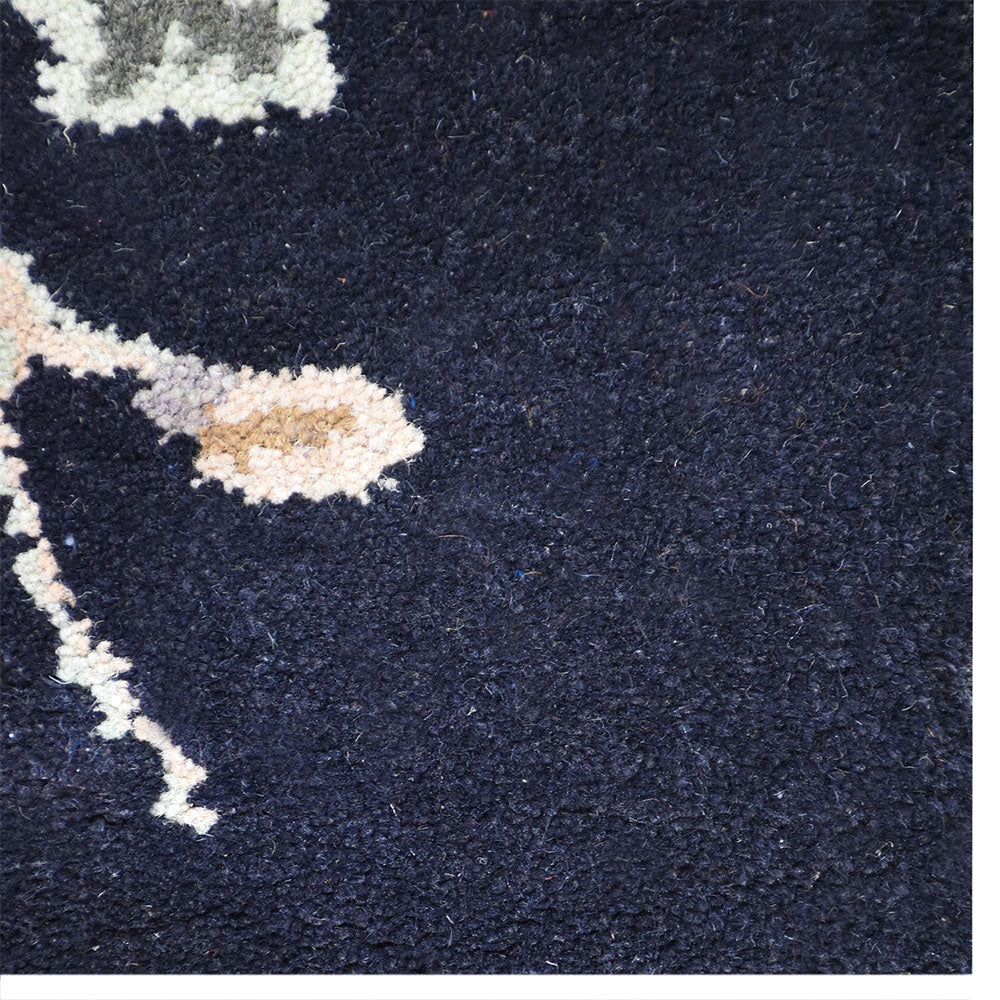 hand-tufted-wool-area-rug-floral-black-closeup 2