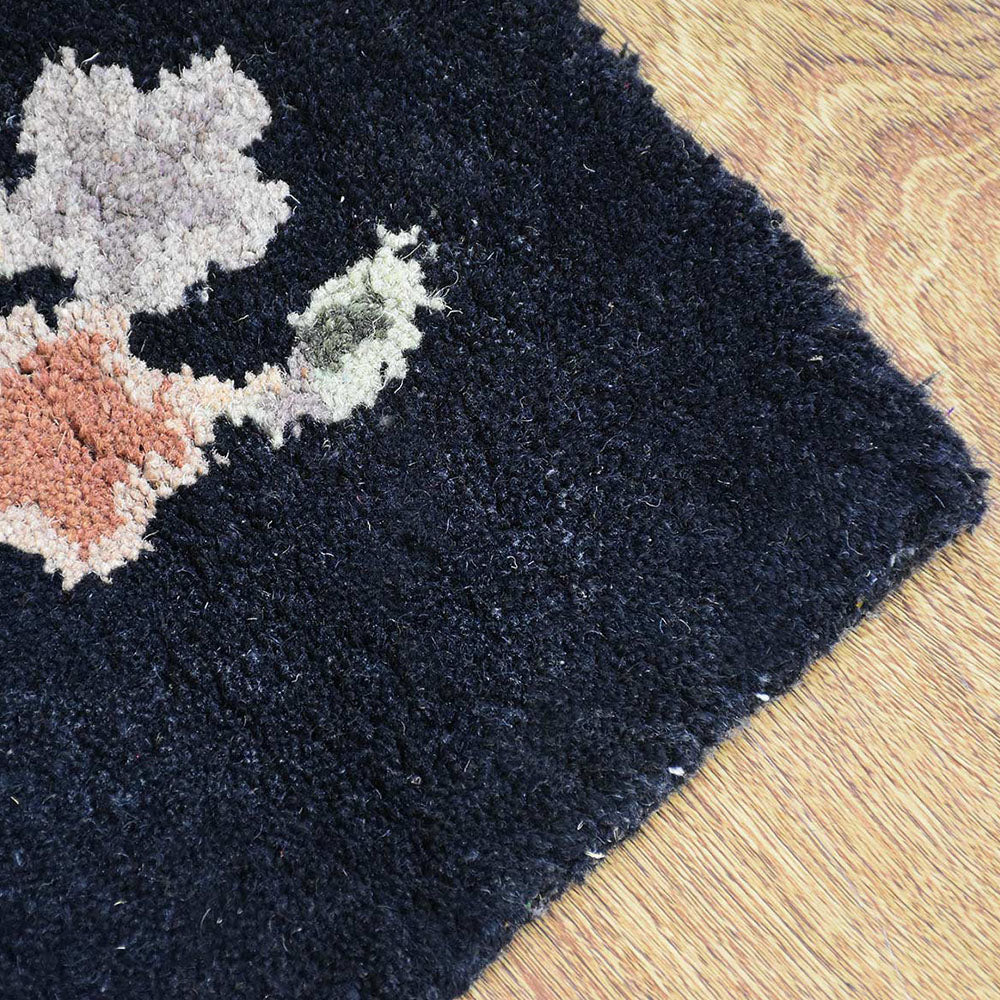hand-tufted-wool-area-rug-floral-black-closeup 3