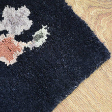 hand-tufted-wool-area-rug-floral-black-closeup 3