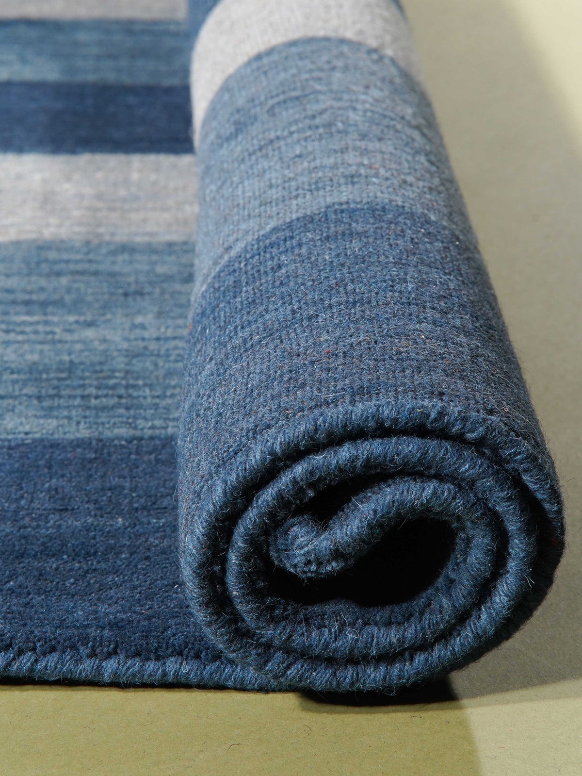 hand-knotted-wool-contemporary-light-blue-square-rug-closeup-5