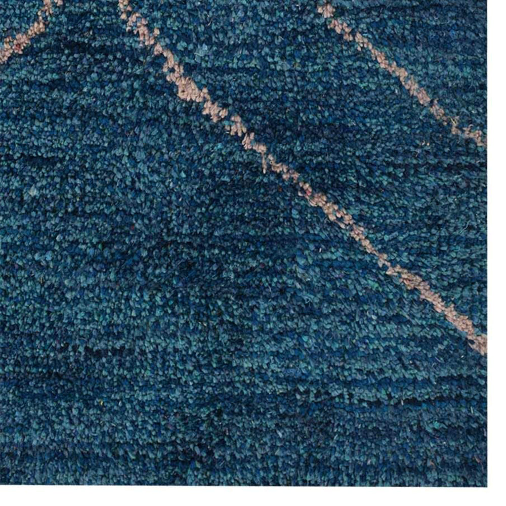 hand-knotted-silk-area-rug-geometric-light-blue-beige-closeup 1